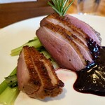 THE SHIP - しかしこのお店のマグレカナールは
      コク感は感じるけれど一切クドくはないよねえ
      
      シェフのシップマンさんによると低温の55℃で1時間
      じっくりと焼き上げるのが最適らしい
      
      最後にフライパンで焼目を付ける