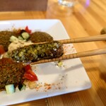 THE SHIP - ファラフェルは大量のハーブとパセリ
      クミンの味わいが心地よく
      これは異国感ガッツリで食べたことのない味わい❕
      そしてアーモンドの様な香ばしさもあるなあ