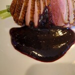 THE SHIP - ベリーのソースは酸味感は無くて
      ベリーの爽やかさと果実感シッカリな甘味がしてる
      ジャムにでもなりそうな美味しさだけど
      マグレカナールの味わいを邪魔すること無く
      更に違った美味しさを足されているよなあ❕