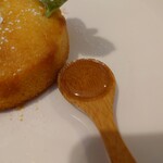 THE SHIP - 自家製菜園で育てられたゼラニュウムの葉のシロップが
      スプーンに添えられ
      ケーキにも染み込ませてあるとの話