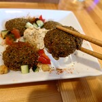 THE SHIP - ファラフェルとは
      ひよこ豆やソラ豆などを潰してクミンなどのスパイスやハーブを加えひと口大に丸めて揚げた中東発祥の伝統的なヘルシーフードです
      肉やパン粉を使わないので
      低カロリーながら食べ応えがあります