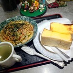 ほびーい喫茶店 - トースト 400円(税込)。
      納豆スパゲッティ 700円(税込)。