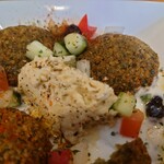 THE SHIP - 箸休めのフムスは
      マッシュしたひよこ豆に
      ガーリックヨーグルトの味付け
      ザタアルスパイスらしい❔
      
      スパイス感が軽くありながら
      箸休めに最適な優しさもある味わい