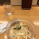 Kakiyasu Gyuumeshi - 胡麻ドレッシングのサラダでカレー待ち