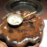 松屋 - ポテサラの底も焦げ焦げ！この熱い陶板必要か？美味しいハンバーグで頂きたい。