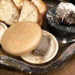 一十 - 珍しく最中皮に鳥パテ、日々進化してますね。串から身をとるカトラリーも用意されている女性に優しいお店です♪