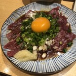 Akaminikutoshiohorumombenten - 牛肉の炙りユッケ風980円