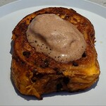 あずきとこおり - あずきのフレンチトースト (サーブ直後)。あずきを練り込んだブリオッシュ生地のパンをフレンチトーストに。焼き目、光沢、エスプーマ、すべてに魅了される。