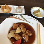 銀座アスター - 酢豚に搾菜、生姜漬け、海老ワンタン、焼売