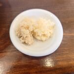 Kashiwa Koimenya Sakuna - 別皿サービスのニンニク、生姜