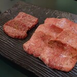 焼肉井とう - 左:ロースと右:牛たん♡この舌が最高過ぎました！♡
