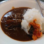 焼肉井とう - カレーライスにも,お肉が2枚はいっております(*’ω’ﾉﾉﾞ☆ﾊﾟﾁﾊﾟﾁ