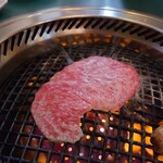 焼肉井とう - サーロインのA面やいてます❕