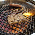 焼肉井とう - ロースを焼いてます( *´艸｀)