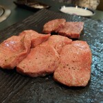 焼肉井とう - この分厚い上たん❗まさかの輸入品‼️肉の切れ込みや縮まった時の計算された肉の塊(人*´∀｀)もう口の中で大きくて困る事が無いのです❕