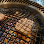 焼肉井とう - 上たん焼いてます❗なんか良いお肉は、煙も違いませんか？‼️