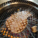 焼肉井とう - 煙まで綺麗なサーロイン♡B面やいてます(人*´∀｀)