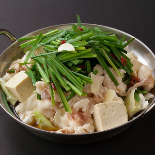 “Hakata Motsu-nabe (Offal hotpot) Set” includes 6 dishes + 1 drink for 2,500 yen!