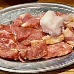 Sapporo Jingisukan Kin No Hitsuji - 比較用に掃除していない普通の生ラム肉もいただきましたが脂が軽いのでどんどん食べられます