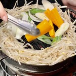 さっぽろジンギスカン 金の羊 - 料理写真:まずはしっかり野菜を焼いて