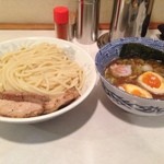 頑者 - 特製つけめん、あつもり、大盛り！  今日のアブリチャーシューはとても柔らかく好印象。おなかいっぱい、なのである。  