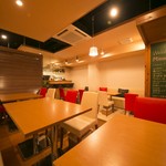チーズ & ワイン みんなのイタリアン - あたたかな雰囲気の店内。