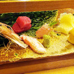 寿司処静 - 赤身、鮃の昆布〆は小葱に巻いて