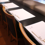 神谷 - 広めに設けられたカウンター席。ゆったりお寛ぎ頂けます。