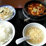 中華餃子楼 - 石焼麻婆豆腐定食