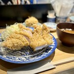 Tonkatsu Nanaido - 天城軍鶏のチキンカツ定食。
                        土鍋炊き＆お櫃からサーヴされるごはんも、お味噌汁も美味。味噌汁は、具材の豆腐まで滑らかで味が濃いです。