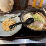 麺家 かん太郎 - 豚骨醤油ラーメン➕半チャーハン