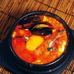 Chanton - 特製スンドゥブチゲ　キヌ豆腐、ムール貝、海老等の海鮮素材を煮込んだ鍋物。 780円 