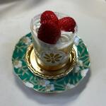 FUJIYA - 復刻不二家のショートケーキ６４１円。
                       
                      福岡三越店限定販売の復刻版の２段になった円形のイチゴのショートケーキです。
                       