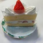 不二家 - ショートケーキ５２１円。
 
昔ながらの３角形のイチゴのショートケーキです。