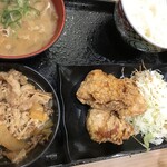 Yoshinoya - 牛皿・唐揚げのＷ定食、豚汁変更