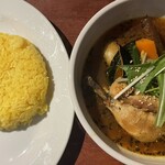 Toukyou Dominika - 骨付きチキン(1,460円)、スープは黄、辛さは5番