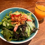 山本のハンバーグ - セットのサラダと野菜ジュース