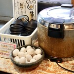 さかなやま 本場 - ご飯、生卵、味噌汁がセルフでおかわり自由