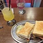 和洋折衷喫茶 ナガヤマレスト - チキンと野菜のヘルシーサンドイッチ+夏みかんソーダ