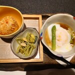 まな板の上の旬　ぽぽぽん - 温泉卵　もやしの抹茶あえナムル　里芋のあられ揚げ