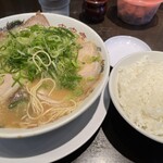 Rairai Tei - こってりラーメン（チャーシュー増し）とライス（中）