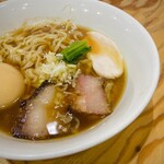 Okamotosyouyunudoru - オカモト醤油味玉ヌードル。醤油ベースだけど程よくオイリーなのでさっぱりし過ぎない。とろとろ焼豚としっかり濃ゆ味焼豚を同時に楽しめるのも◎。ちゅるちゅるもちもちな手もみちぢれ麺も美味しい