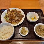 恩福 - 料理写真:牛バラ肉と玉ねぎの焼き肉ソース炒め 850円