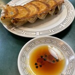 Okei - 餃子のタレ（醤油、酢、ラー油）を準備