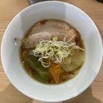 生わんたんらぁめん専門店 赤黄緑 - 赤黄緑生わんたんらぁめん(847円、真上から)