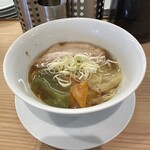 生わんたんらぁめん専門店 赤黄緑 - 赤黄緑生わんたんらぁめん(847円、斜め上から)