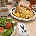 KFC Restaurant - パスタの奥にチキン４つあります！