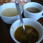 グリル・ストラッキーノ - スープは３種類。手前チキンカレー、　左コーンスープ、　右ミネストローネ。