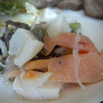 グリル・ストラッキーノ - スモークサーモンと貝柱の海藻サラダ。激ウマです！