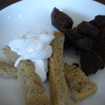 グリル・ストラッキーノ - シフォンケーキとショコラ。　生クリームのしあわせ盛り～～(#^.^#)